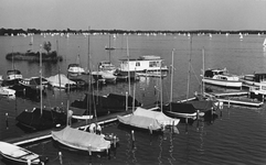 841837 Gezicht op de jachthaven aan de Veendijk bij Oud-Loosdrecht.